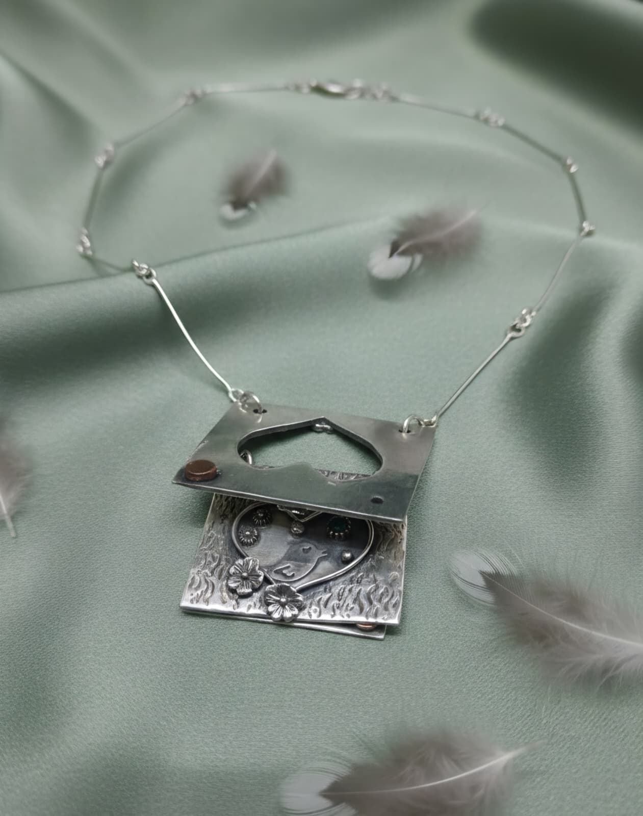 Kalpli kuşlu gümüş kolye