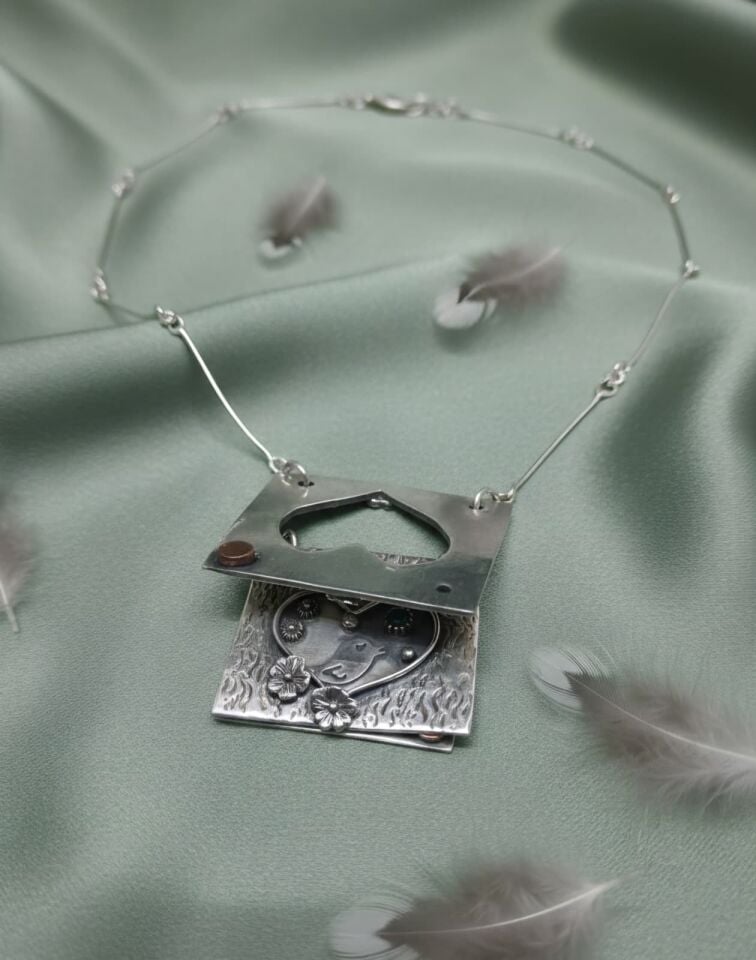 Kalpli kuşlu gümüş kolye