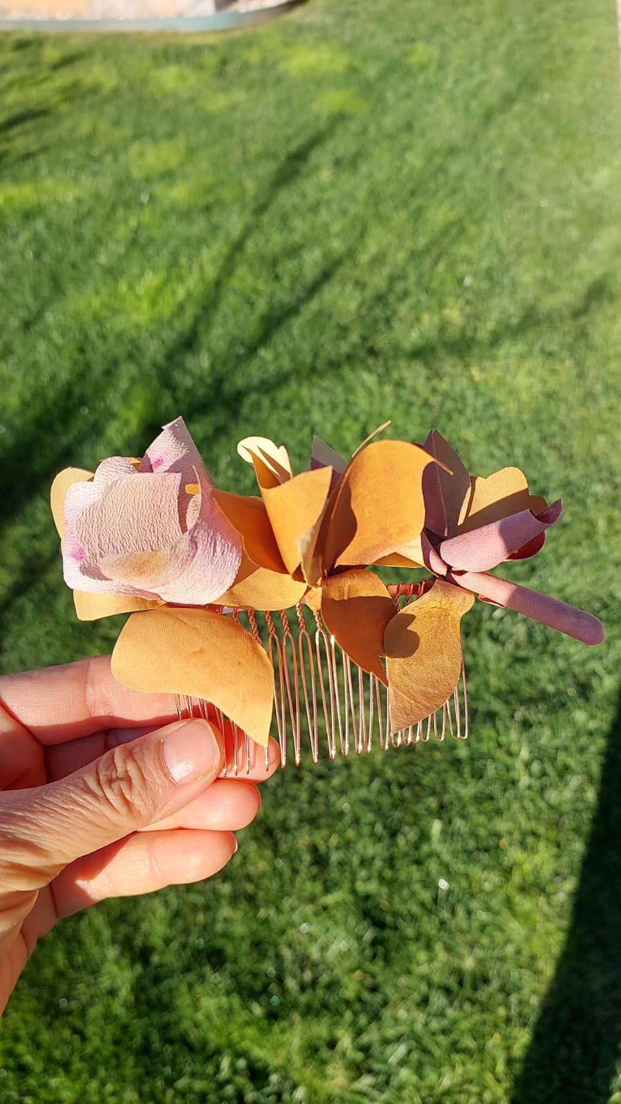 Bronz tokalı ipek çiçekli tarak saç tokası