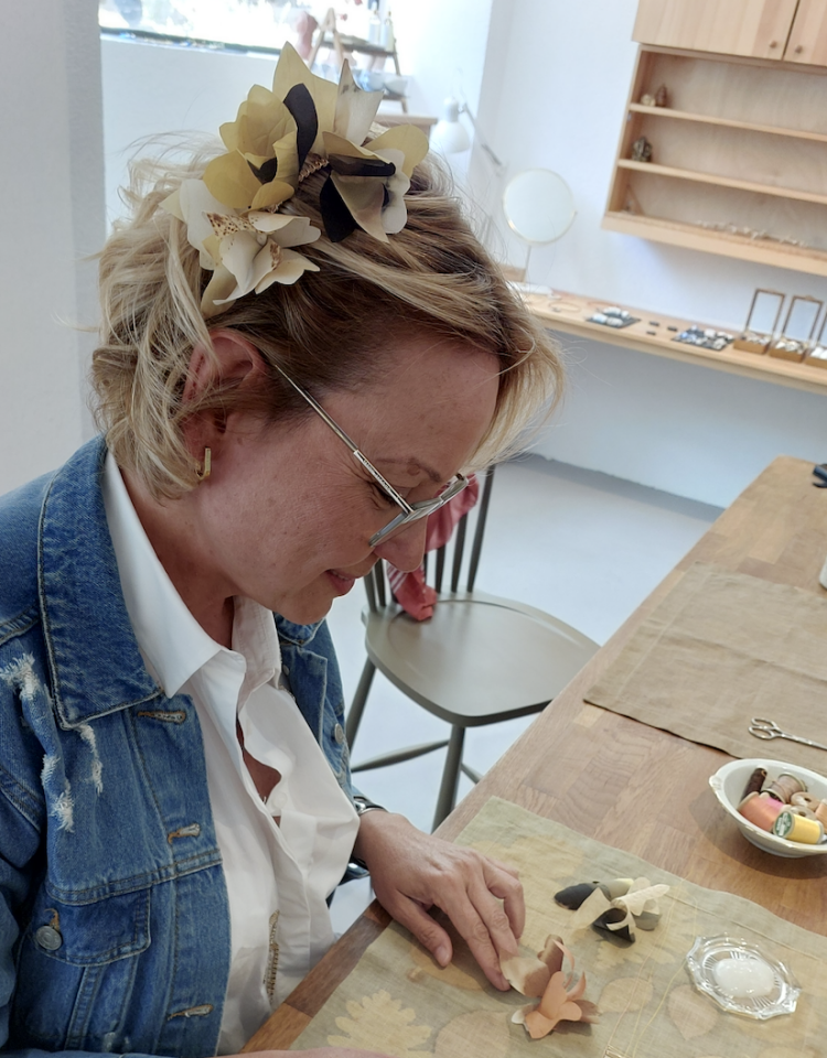 Altın tokalı ipek çiçekli tarak saç tokası