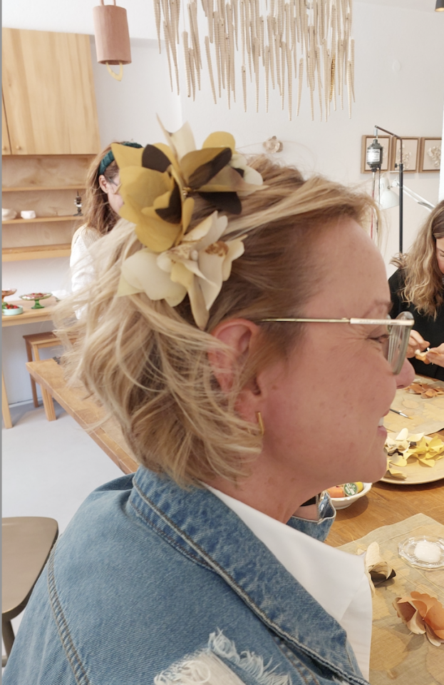 Altın tokalı ipek çiçekli tarak saç tokası