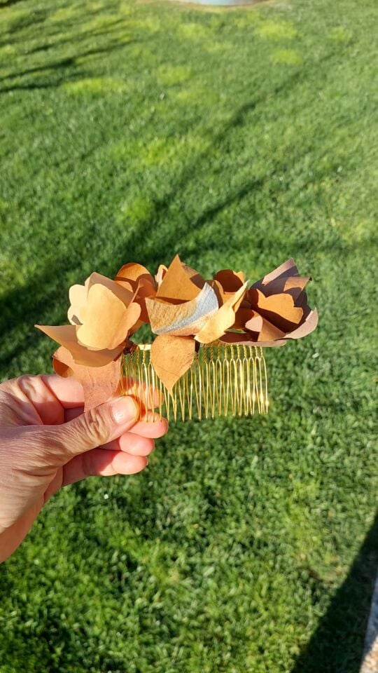 Altın tokalı ipek çiçekli tarak saç tokası