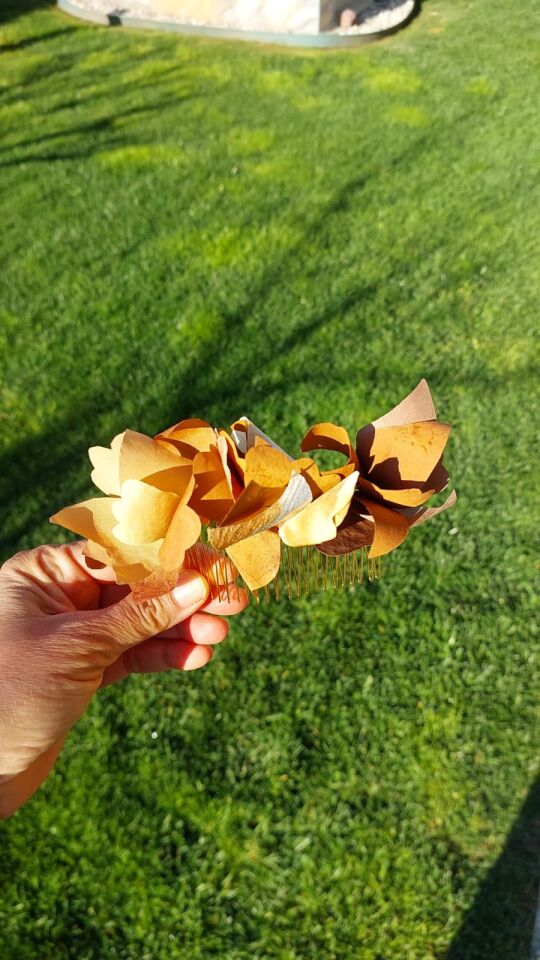 Altın tokalı ipek çiçekli tarak saç tokası