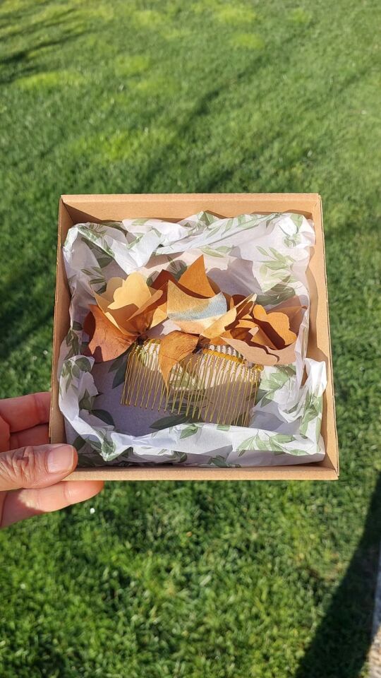 Altın tokalı ipek çiçekli tarak saç tokası