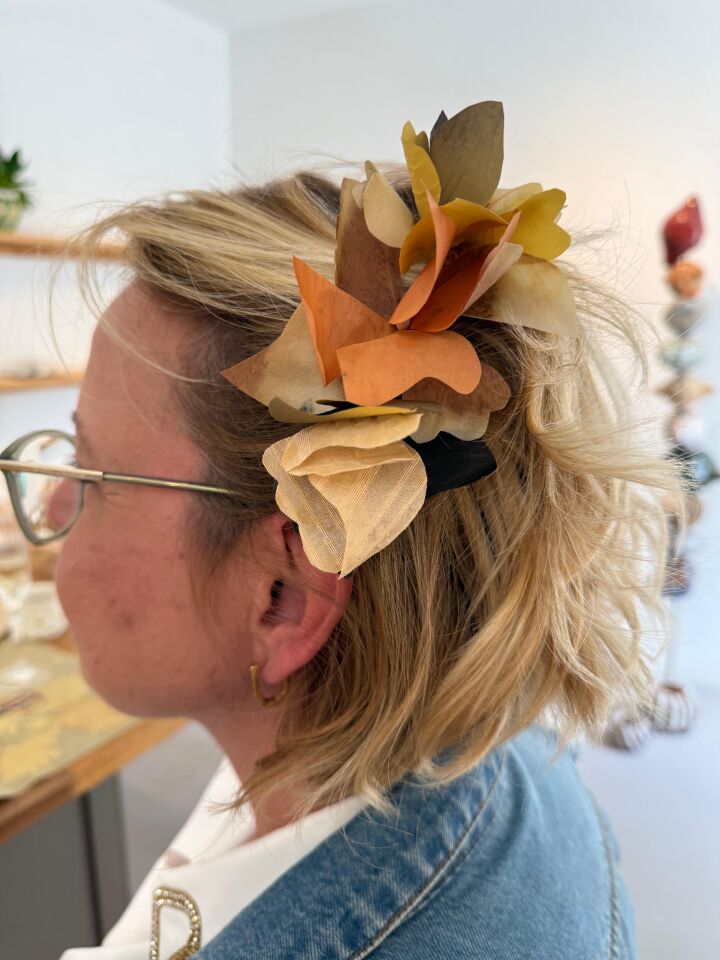 Altın tokalı ipek çiçekli tarak saç tokası