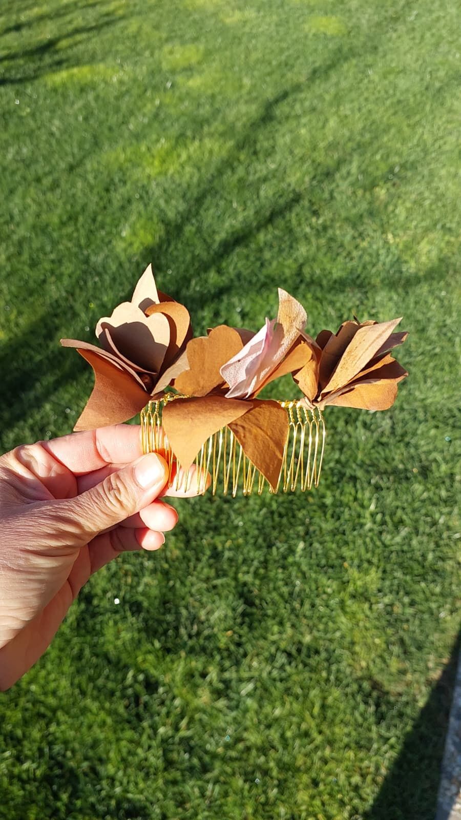 Altın tokalı ipek çiçekli tarak saç tokası