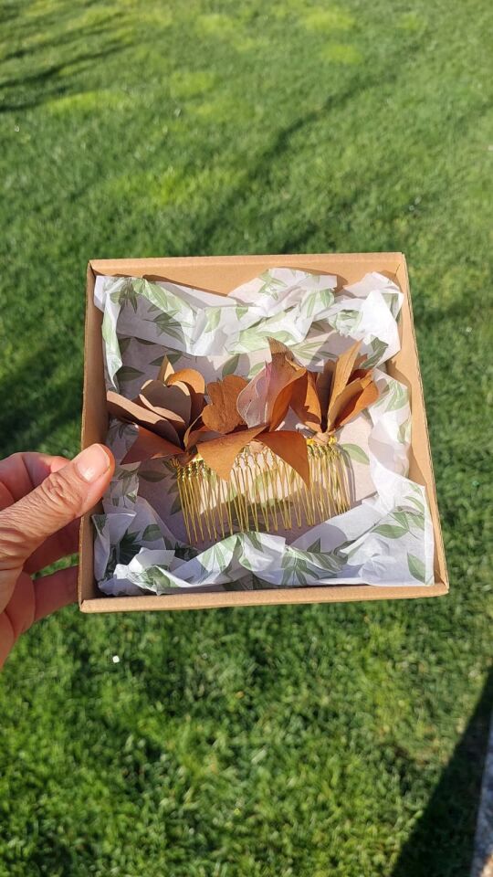 Altın tokalı ipek çiçekli tarak saç tokası