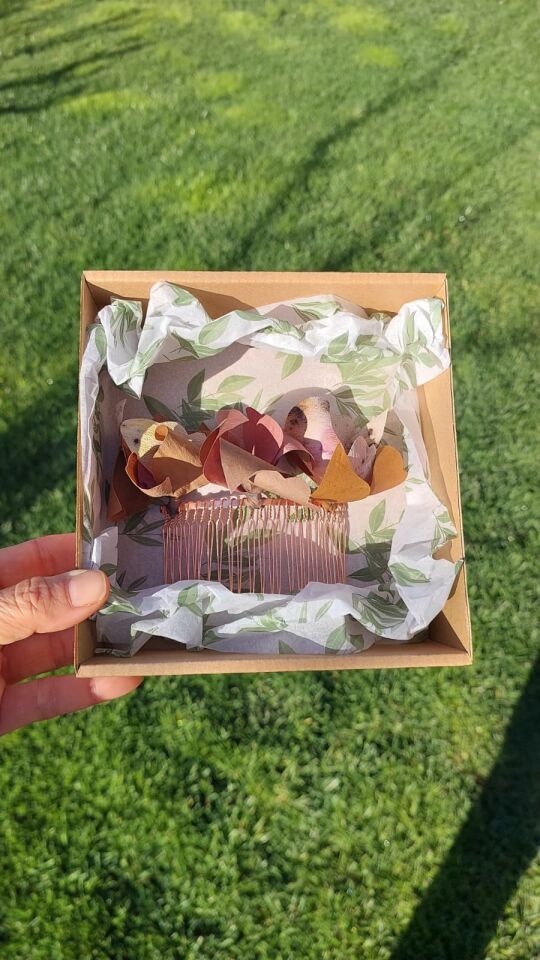 Bronz tokalı ipek çiçekli tarak saç tokası