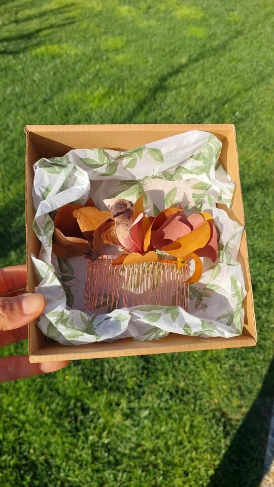 Bronz tokalı ipek çiçekli tarak saç tokası