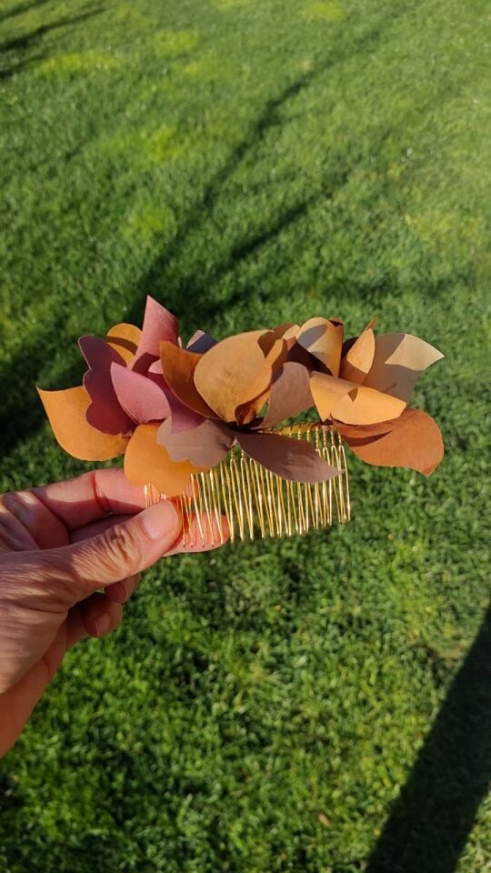 Altın tokalı ipek çiçekli tarak saç tokası