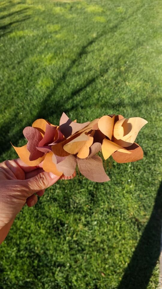 Altın tokalı ipek çiçekli tarak saç tokası