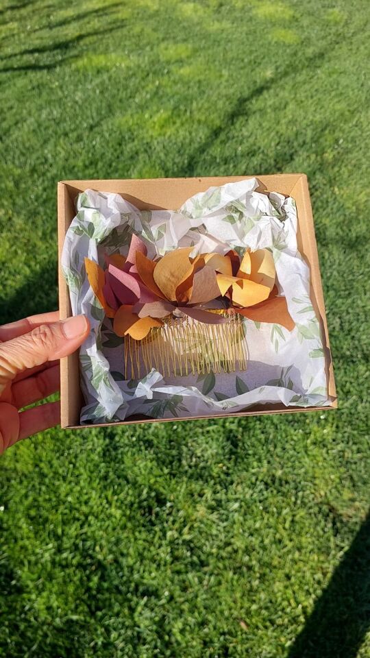 Altın tokalı ipek çiçekli tarak saç tokası